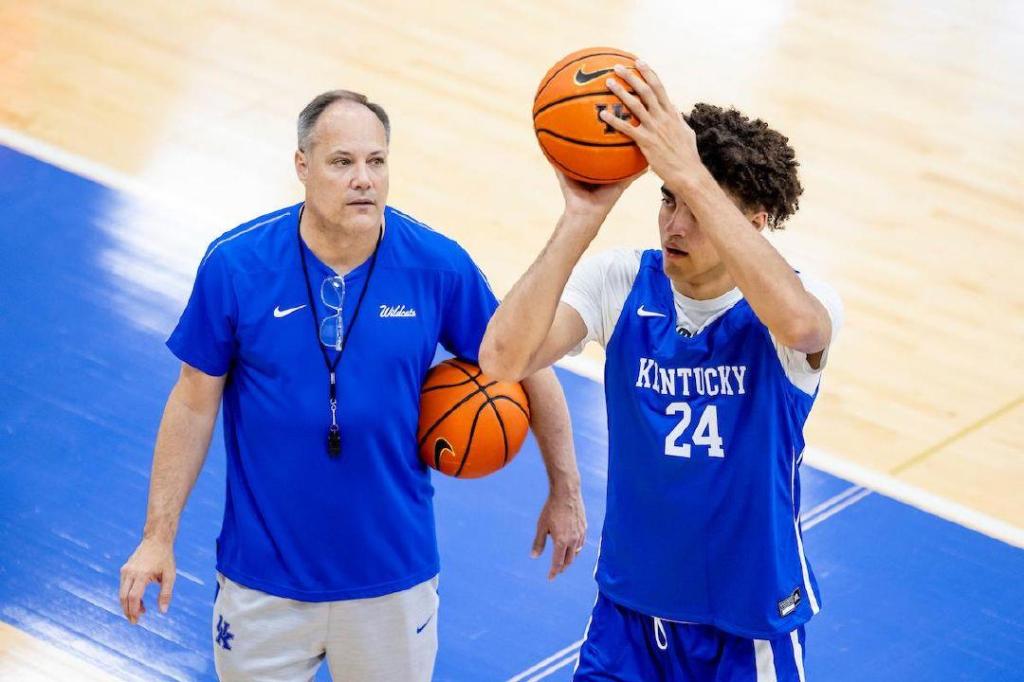 Malachi Moreno works on his shooting with UK assistant coach Mark Fox. Credit: (UK Athletics photo)